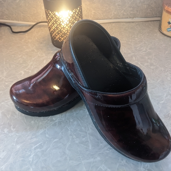 Dansko Patent Shiny Swirly Brown w/ Slight Reddish Tint SZ 38 Excellent Conditi - Picture 3 of 8